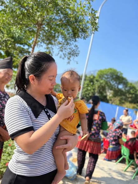Trao yêu thương đến các em nhỏ tại Háng Mùa Lừ